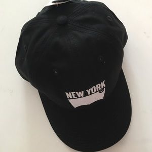 New black Levi's New York snap back baseball hat. Unisex